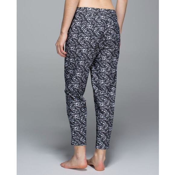 Lululemon Jet Crop Shimmy Shimmer Black White Pants Size 4 - Picture 4 of 12